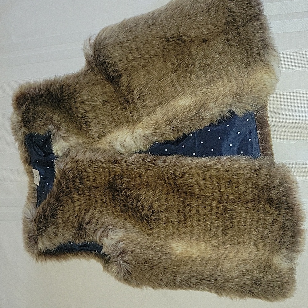 Oshkosh vest, Size 5T, faux fur